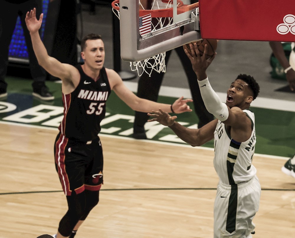 132-98. Antetokounmpo destroza a los Heat y los Bucks toman ventaja de 2-0
