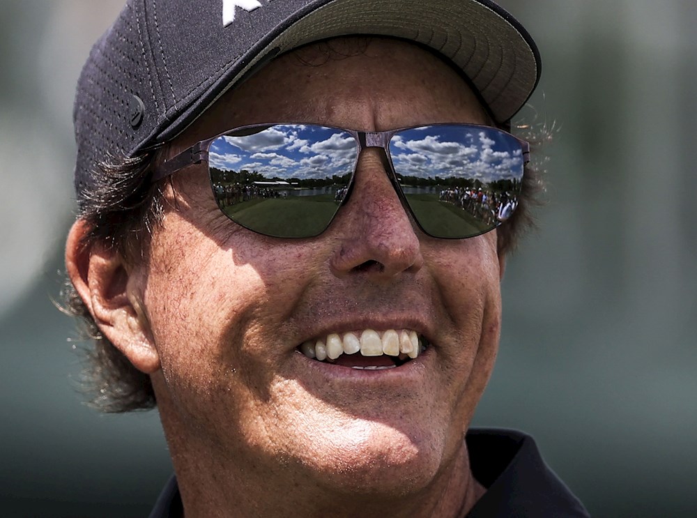 Phil Mickelson sorprende al liderar el Wells Fargo con dos golpes de ventaja