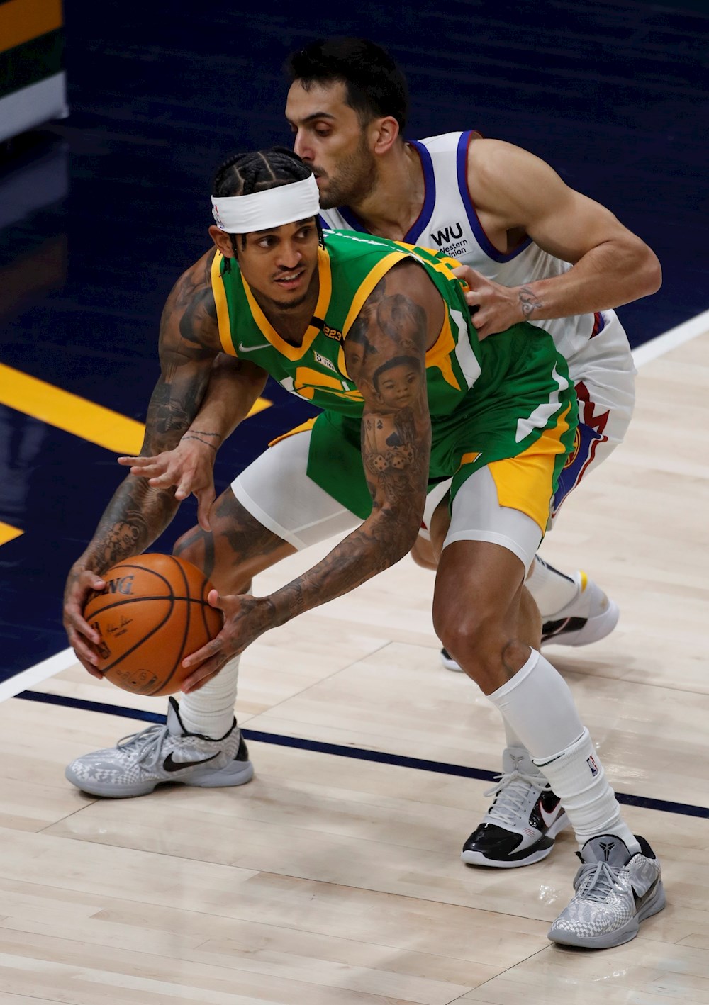 El base Jordan Clarkson, de Jazz, ganador del premio Sexto Jugador de la NBA