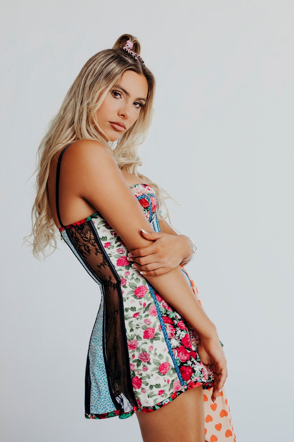 Lele Pons celebra que la música le “trajo el amor” con su sencillo “A lau”