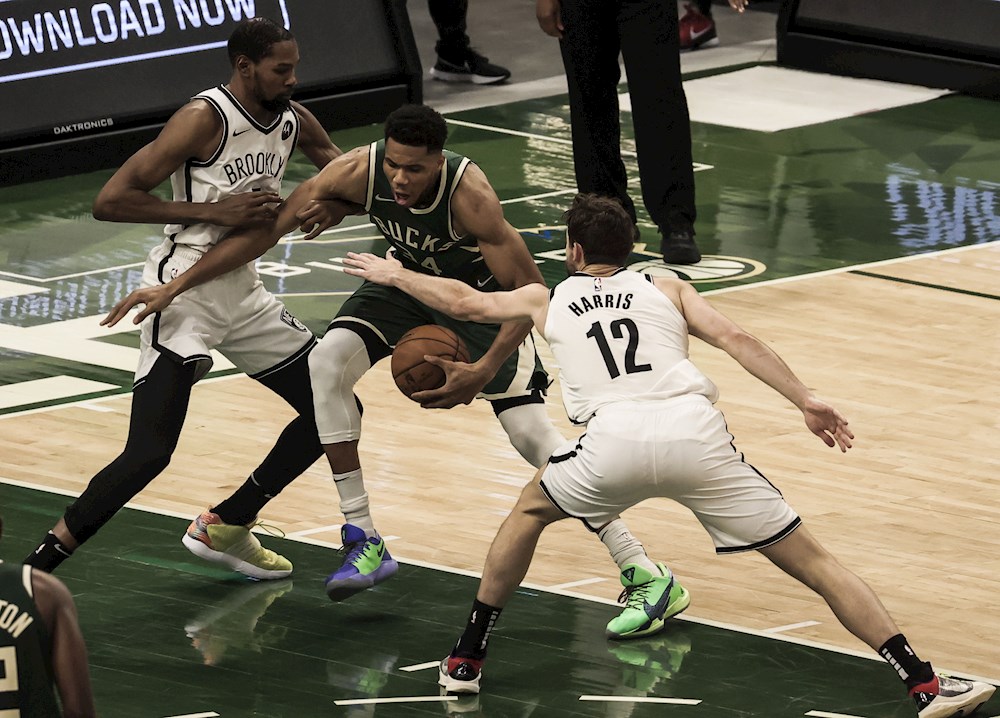 117-114. Antetokounmpo, con 49 puntos, gana duelo a Durant y los Bucks a Nets