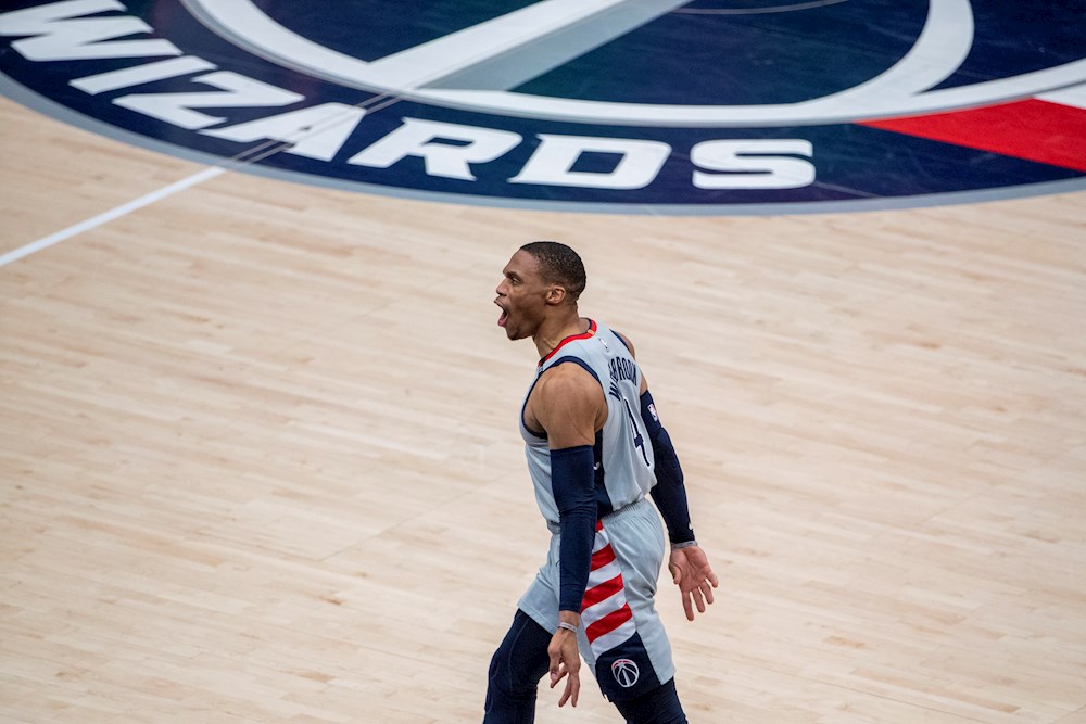 Le tiran palomitas de maíz a Westbrook y tiene que ser sujetado por seguridad