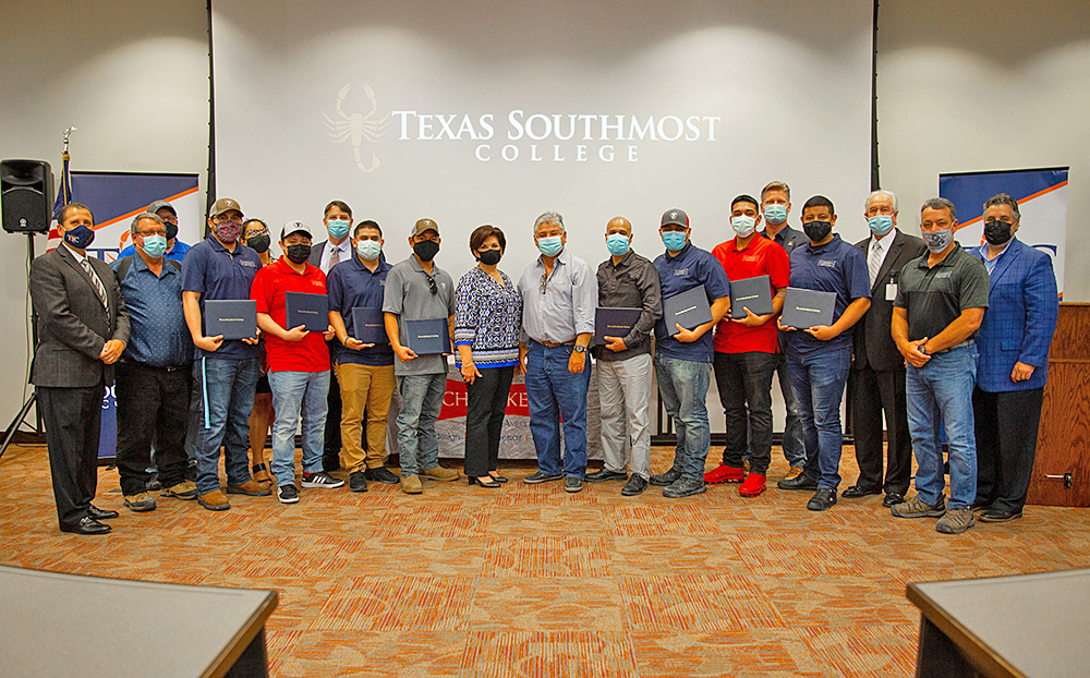 Empresa contrata a todos los graduados del programa de techado comercial de TSC