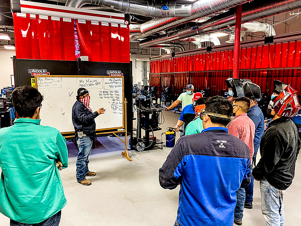 Estudiantes del BISD forjan nuevo futuro en soldadura