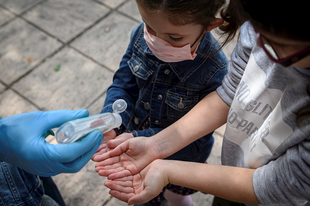 Pediatras recomiendan seguir usando las mascarillas para proteger a los niños
