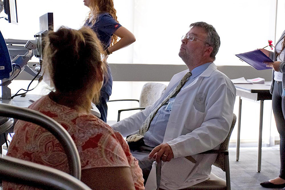 Estudio vincula pérdida de audición con baja función cognitiva entre latinos