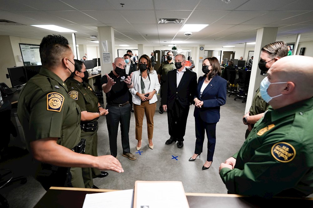 Harris se reúne con niñas migrantes y visita un puerto de entrada en frontera