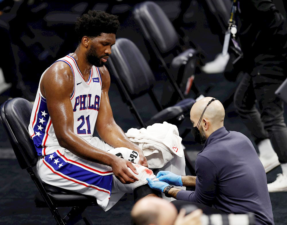 Embiid, multado con 35.000 dólares por una pelea en el sexto partido ante los Hawks