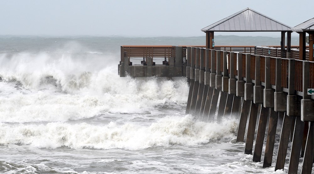Claudette, de nuevo tormenta, avanza con viento y lluvia hacia el Atlántico