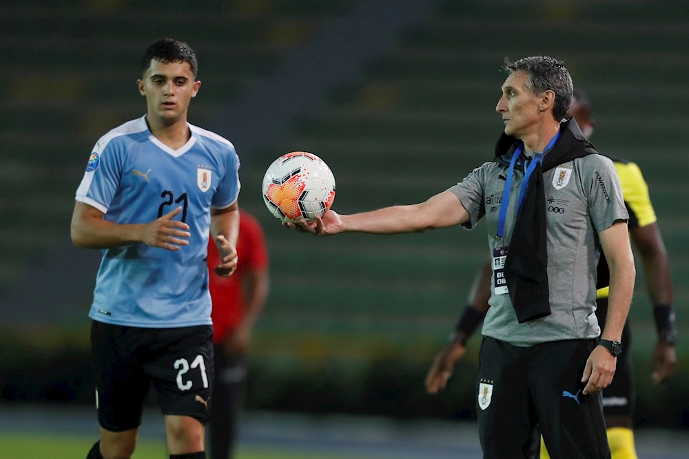 El defensa uruguayo Agustín Oliveros firma con el Necaxa