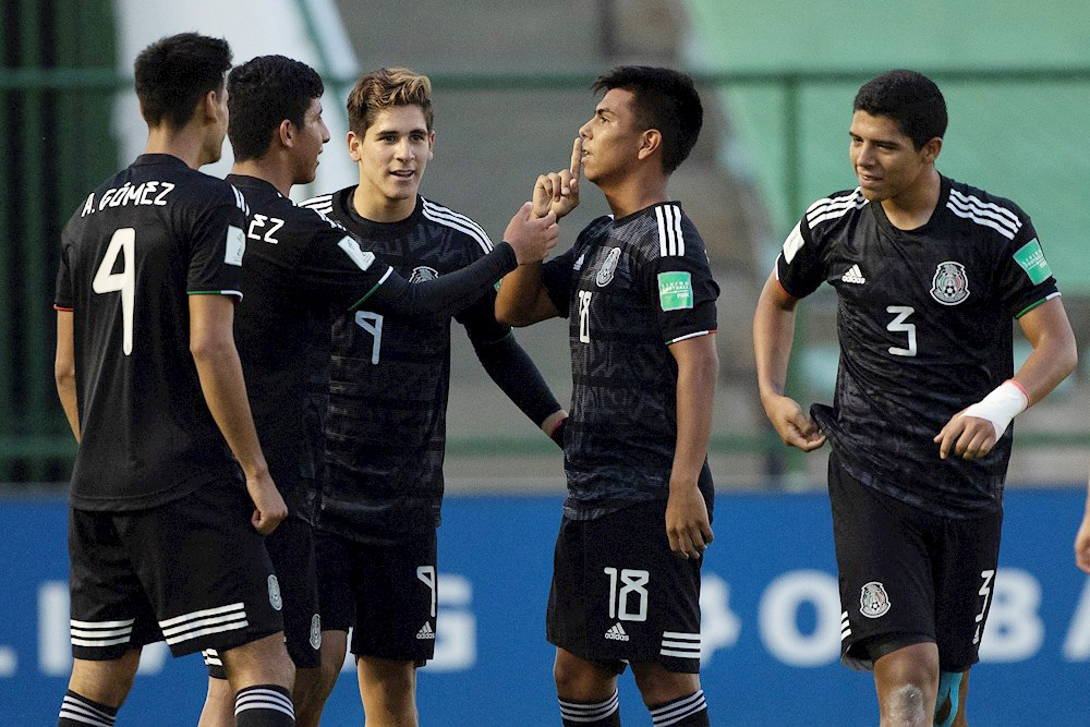 Efraín Álvarez irá por Pizarro en amistosos de México ante Panamá y Nigeria