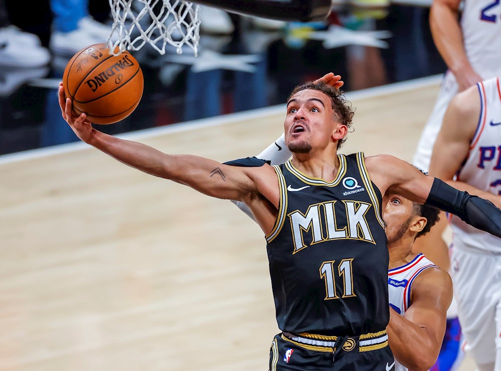 Trae Young y Hawks remontan 26 puntos y están a un triunfo de finales