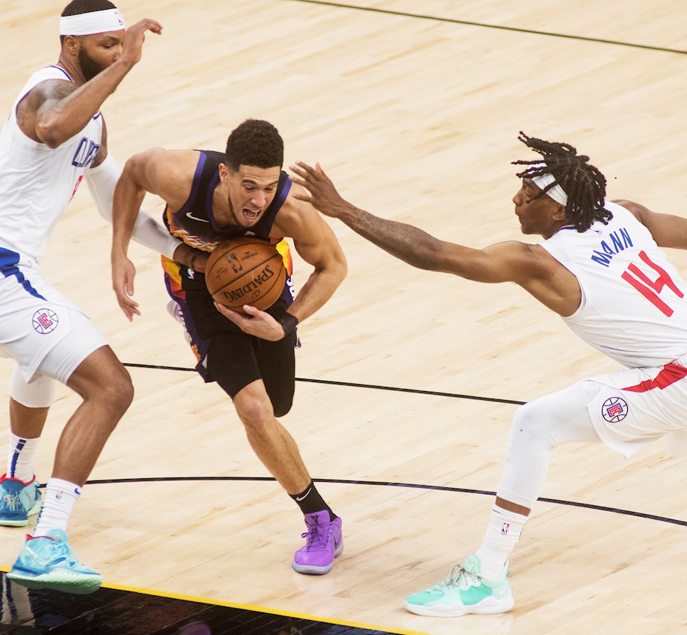 Un milagroso mate de Ayton sobre la bocina hunde a los Clipper