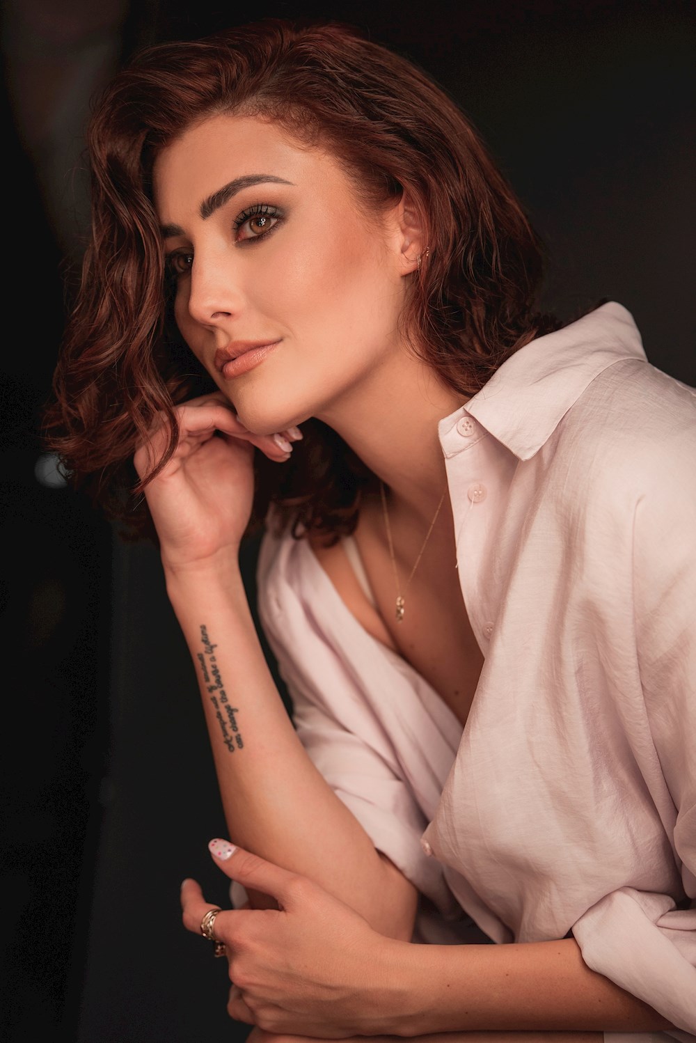 Daniela Álvarez enaltece la amistad femenina en “Diseñando tu amor”