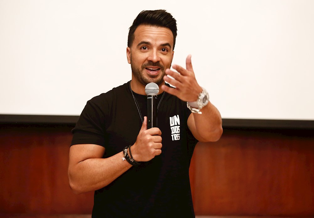 Luis Fonsi y Myke Towers presentan su primera colaboración juntos, “Bésame”