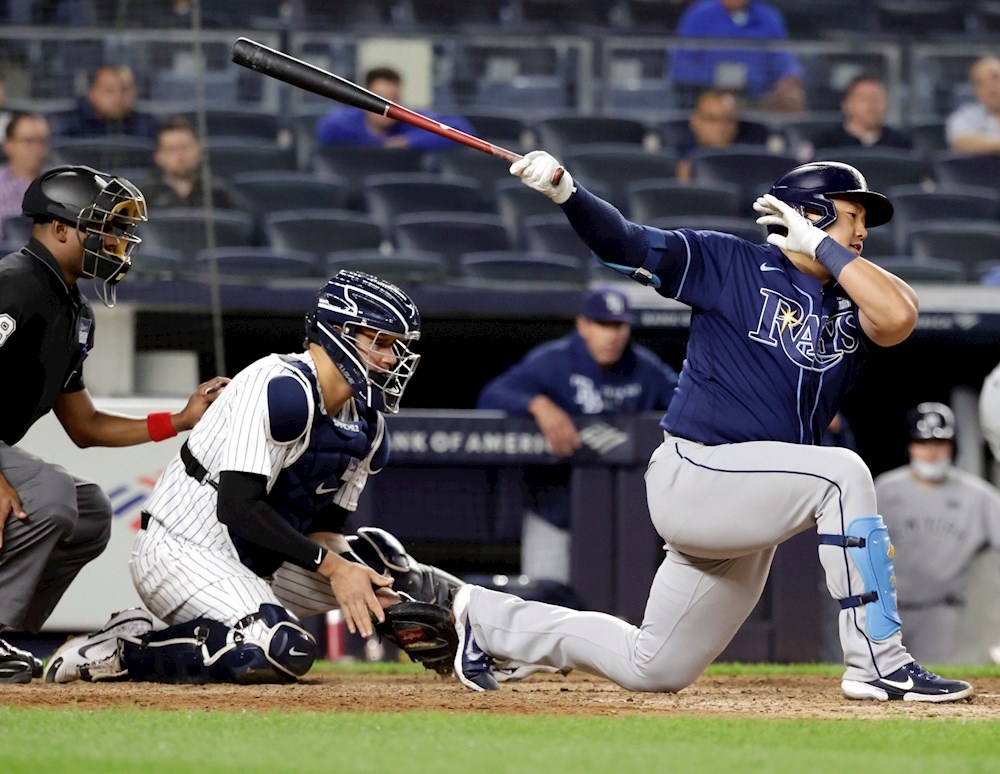 Urshela saca la pelota del campo contra los Rays