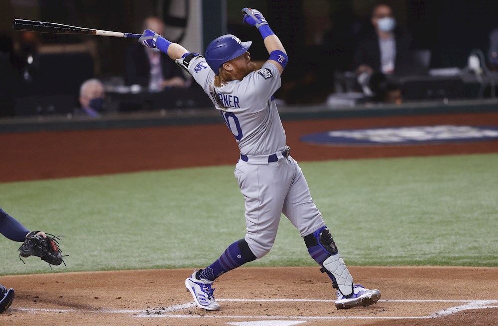 Turner castiga con dos jonrones a los Piratas