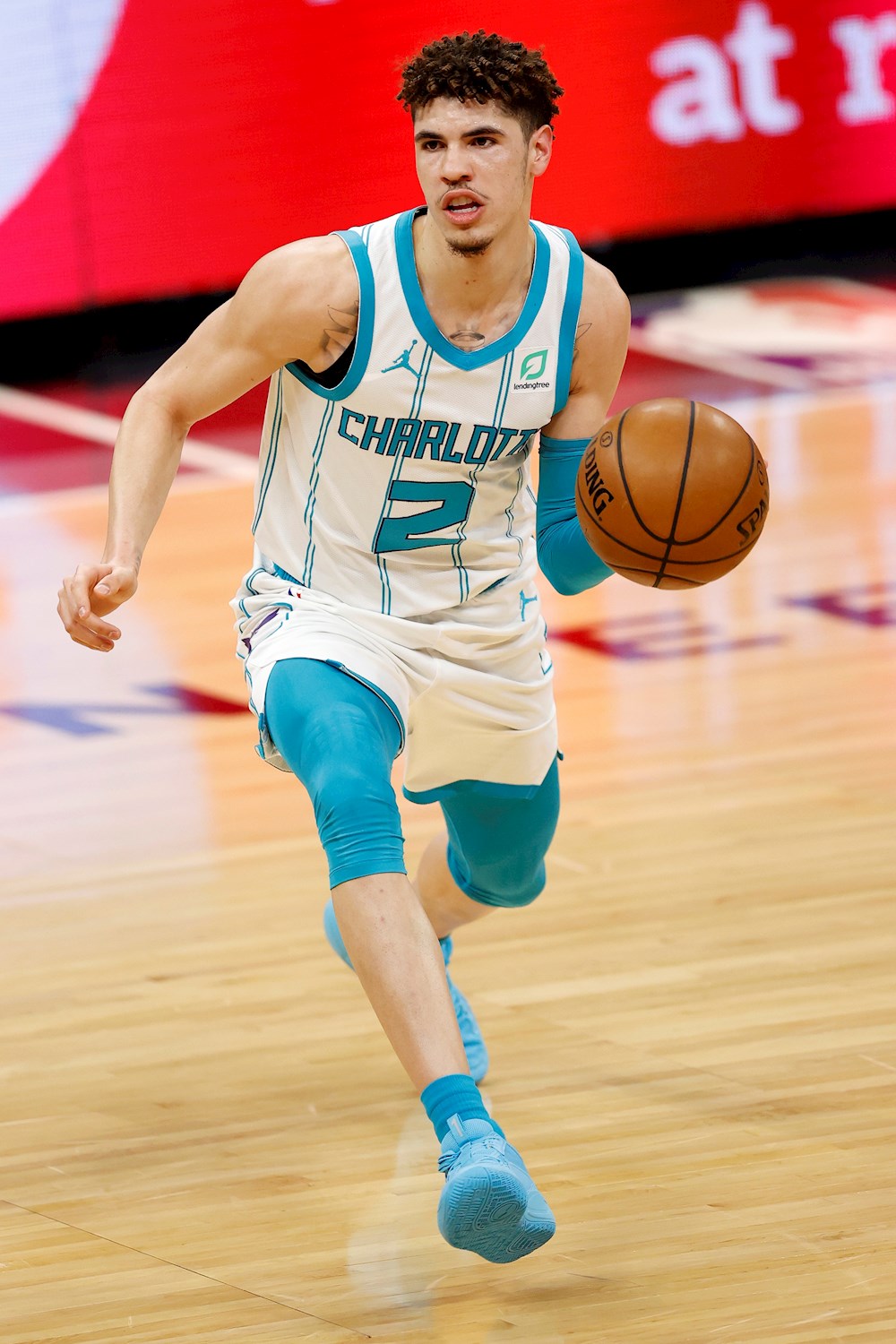 El base LaMelo Ball, de los Hornets, gana el premio de Novato del Año de la NBA