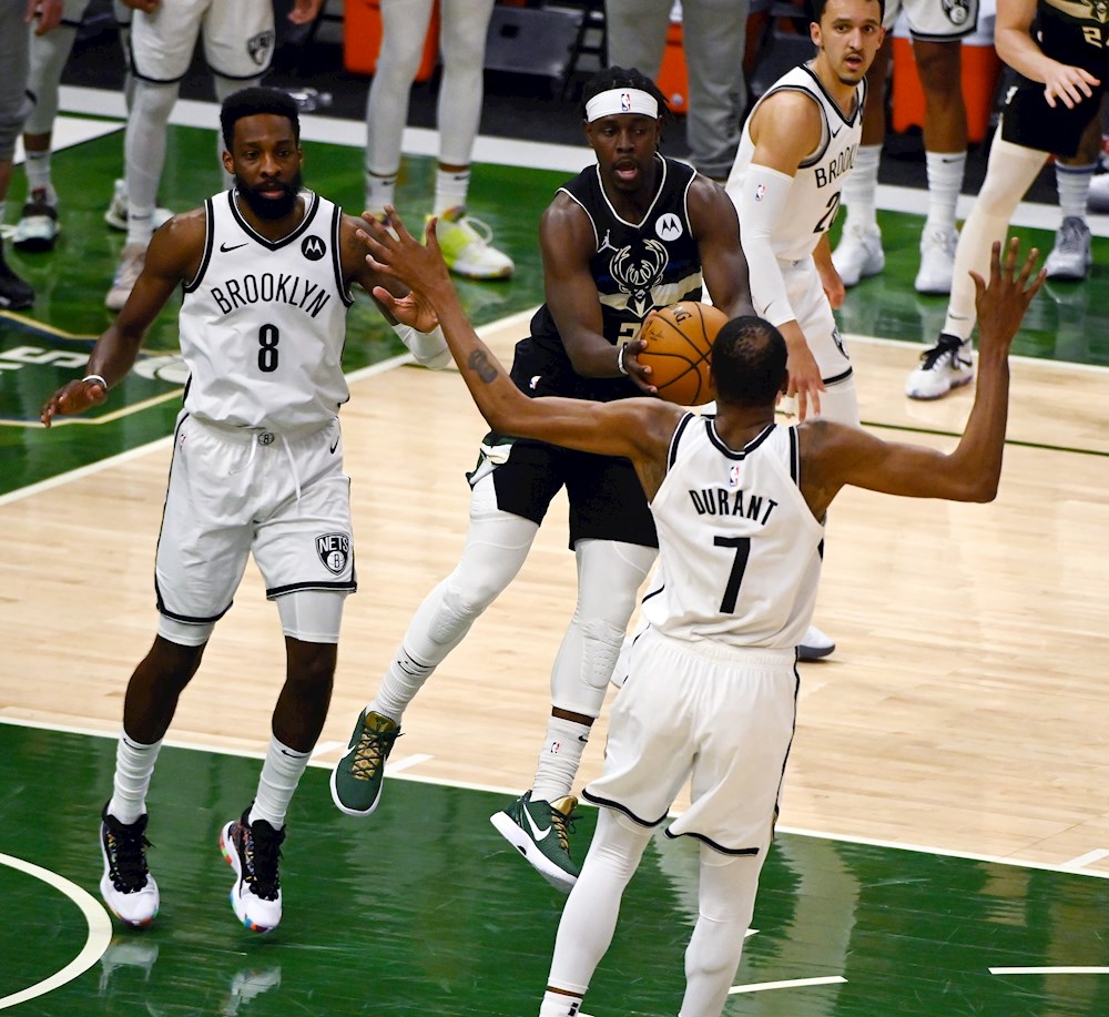 104-89. Middleton y Antetokounmpo pueden con Durant y empatan la serie