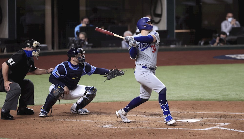 3-1. Pederson y Alcántara jonronean contra los Padres