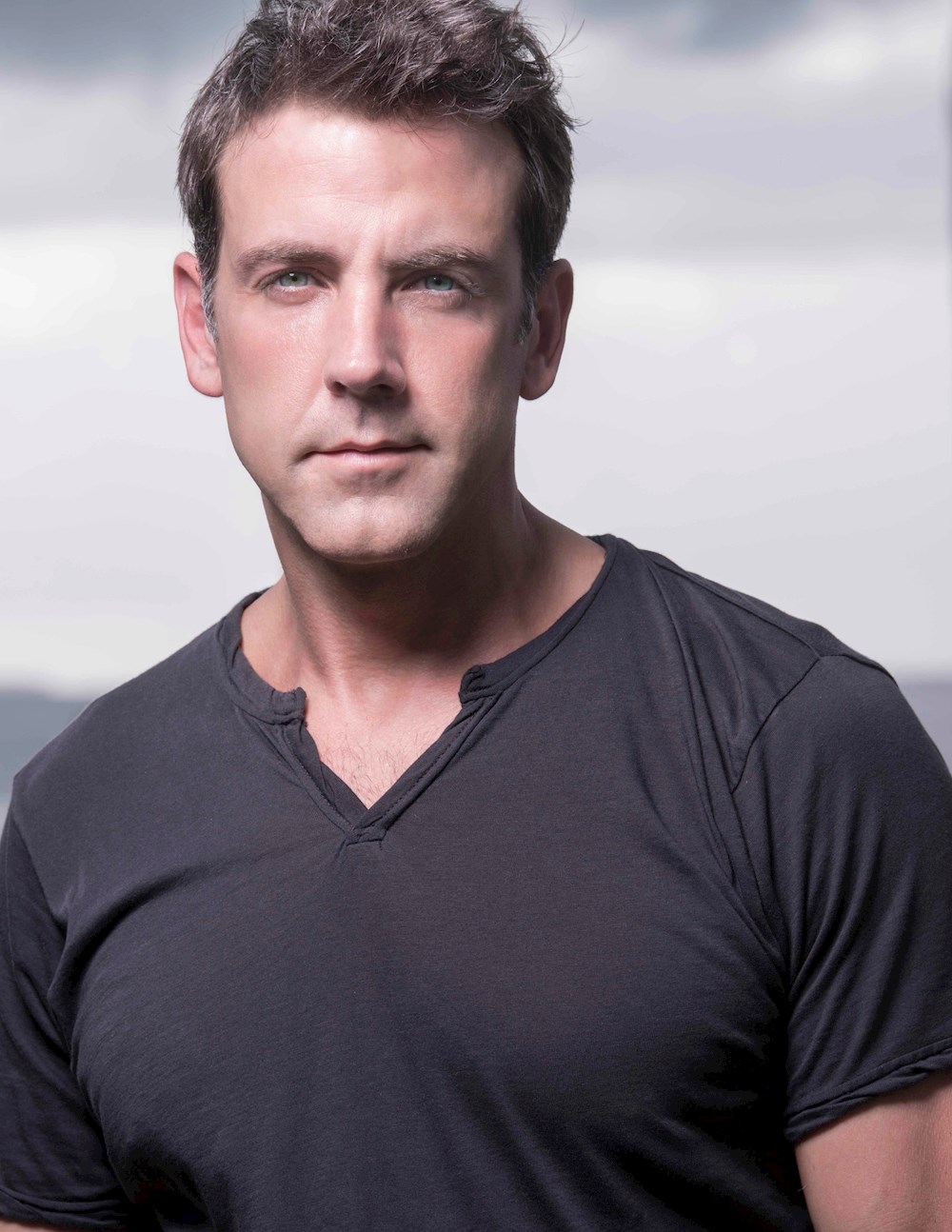 Carlos Ponce apadrina el humor “irreverente” de “Los Lopeggs”