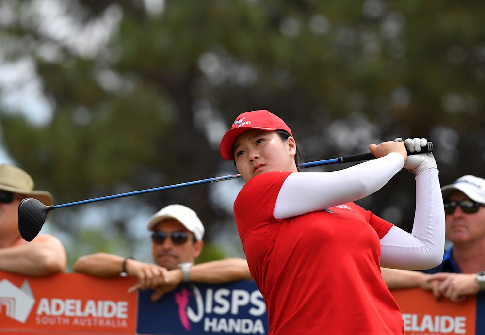La inglesa Mel Reid sorprende y es líder con un golpe de ventaja