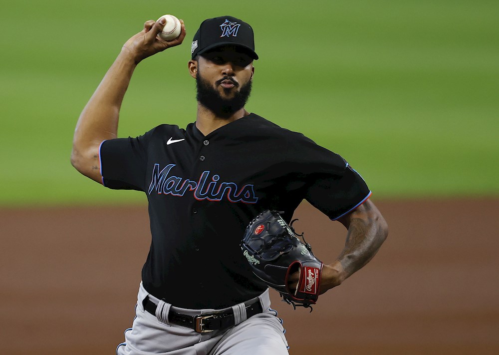 El dominicano Sandy Alcántara frena en seco la mala racha de los Marlins