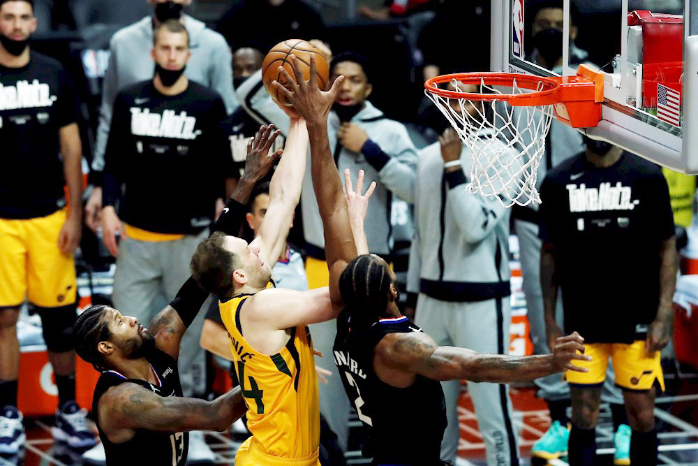 Trae Young gana duelo a Joel Embiid y los Hawks empatan la eliminatoria