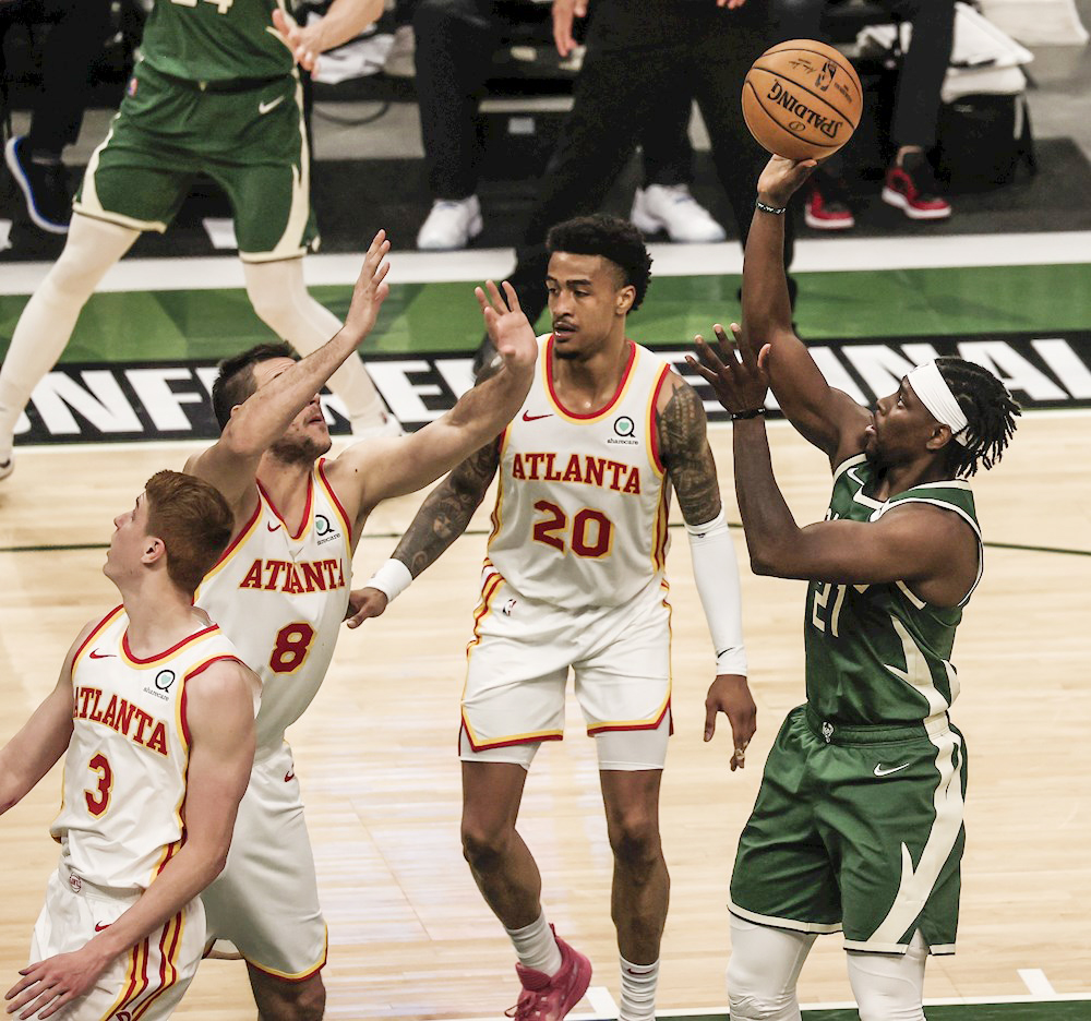 Los 48 puntos de Trae Young desarman a los Bucks de Antetokounmpo