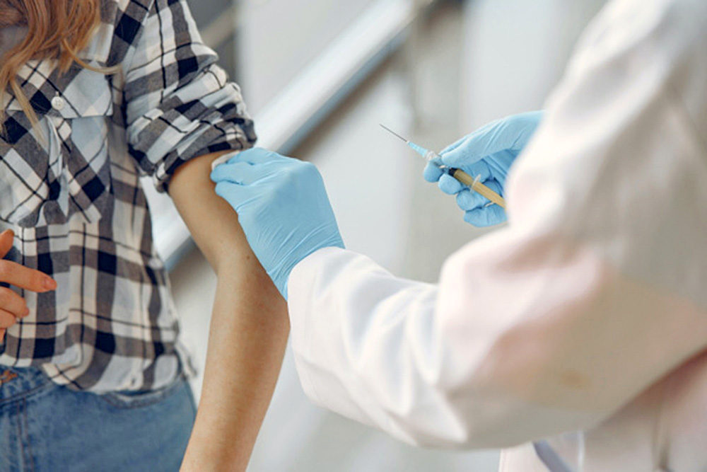 La gente confía más en las vacunas en países donde hay más confianza en la ciencia