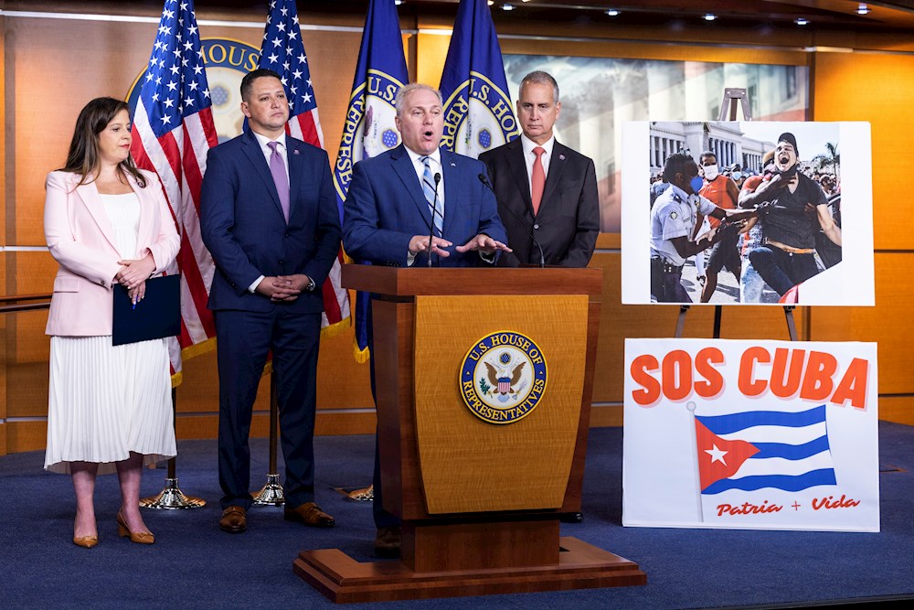 Congresistas acusan a Biden de escuchar a izquierdistas y no a cubanos