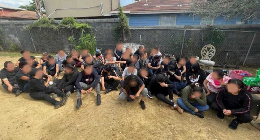 Detienen a más de 100 indocumentados en hoteles y casas de seguridad en Texas