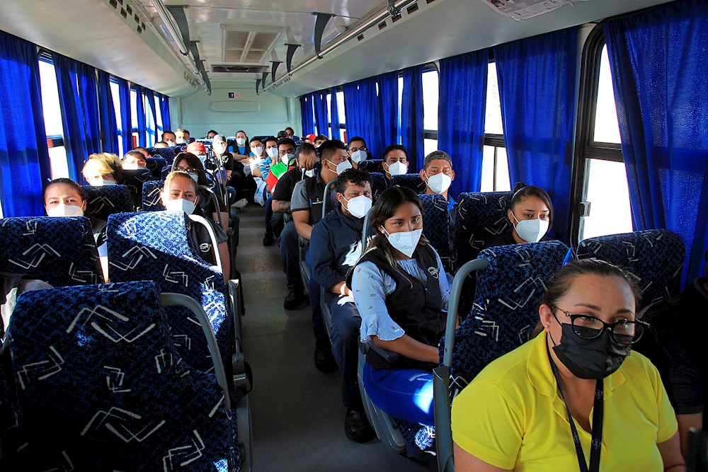 Trabajadores de maquiladoras del norte de México los vacunan en EU