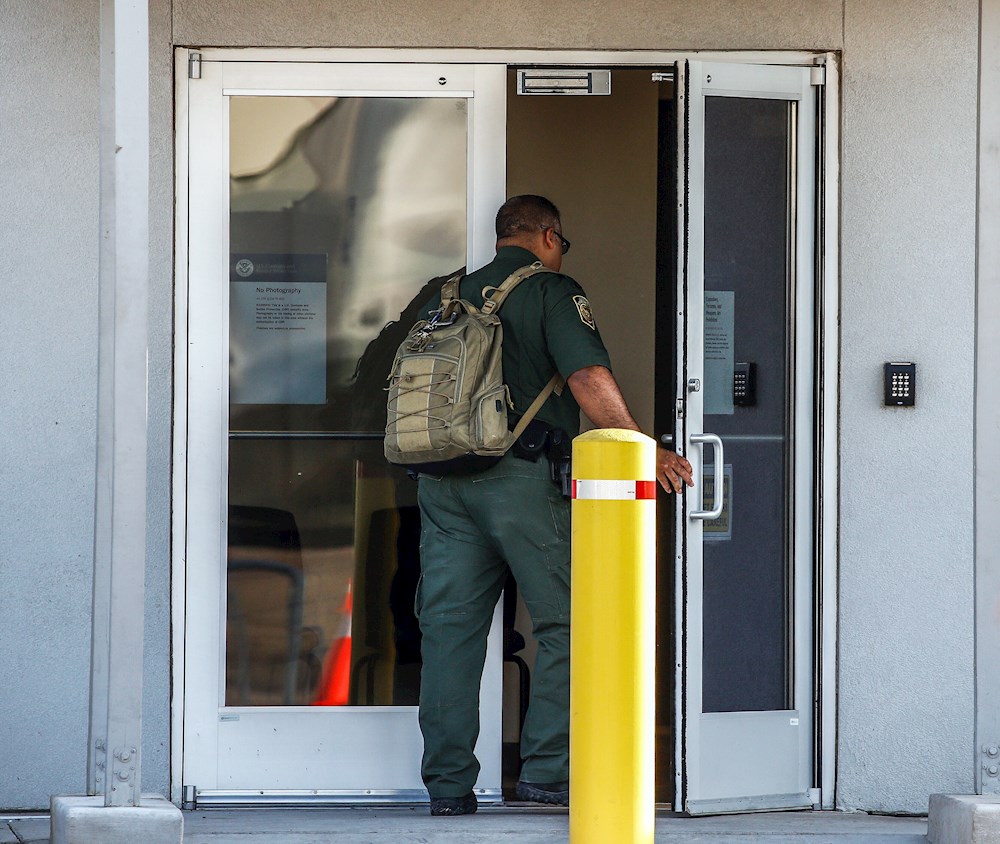 Casi 90 acusados en un mes por tráfico humano o reingreso ilegal en Texas