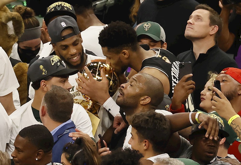 105-98: Un Antetokounmpo histórico guía a los Bucks hasta la gloria