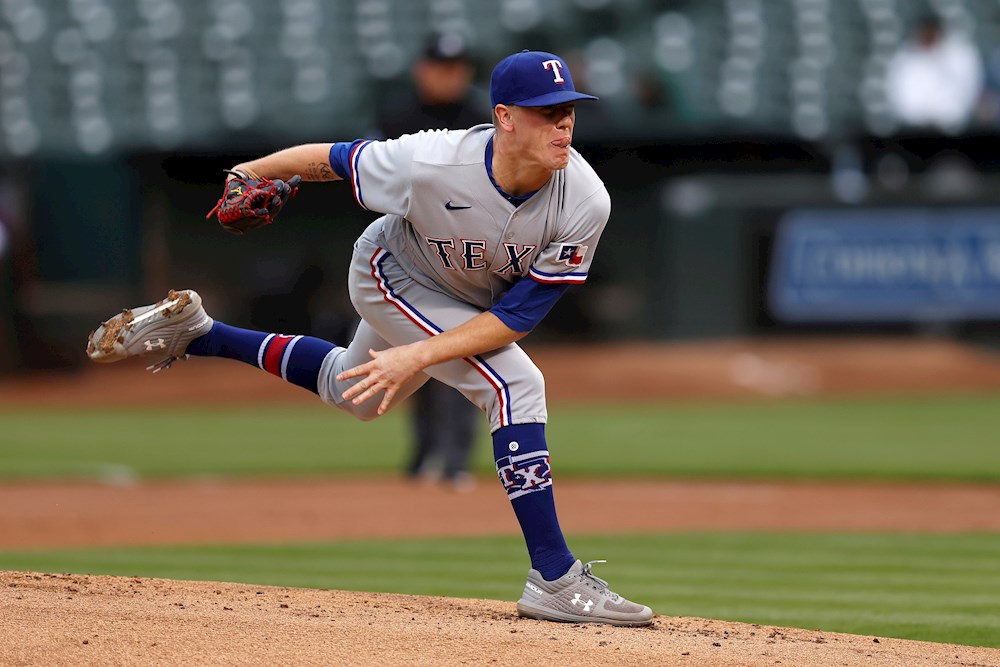 Bassitt lanza sólido y domina a los Vigilantes