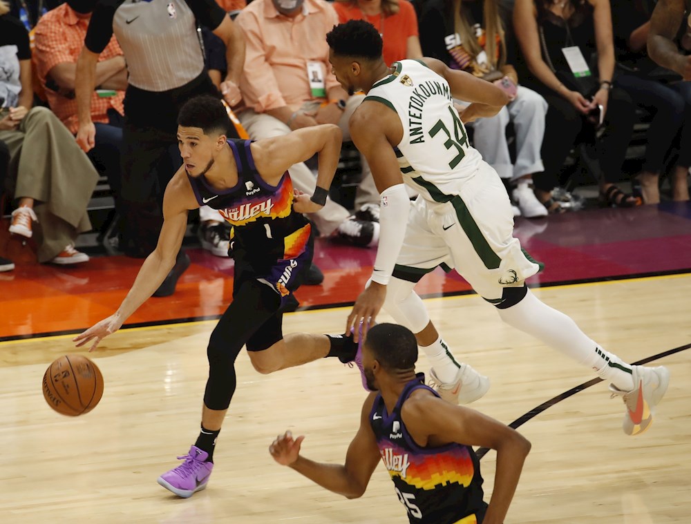 Los Suns toman ventaja ante unos Bucks que recuperan a Antetokounmpo