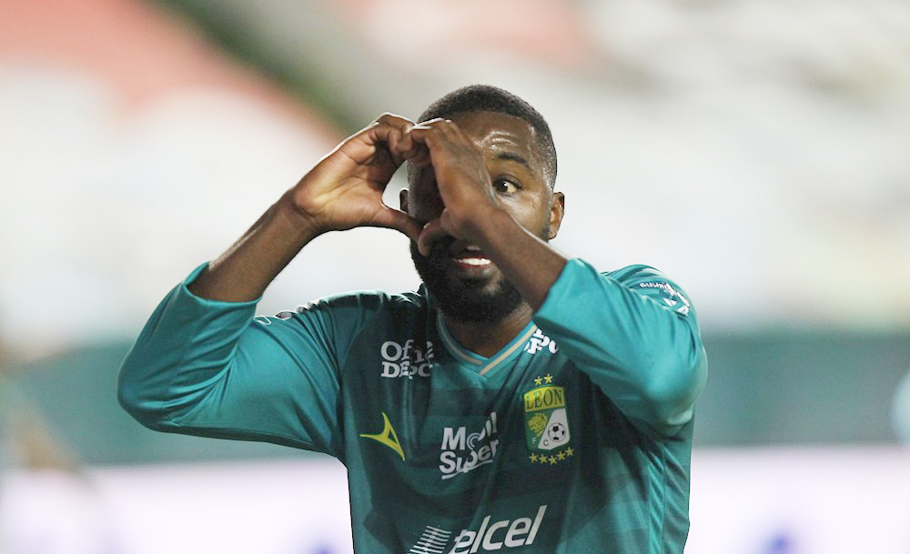 El costarricense Joel Campbell firma con el Monterrey de Javier Aguirre