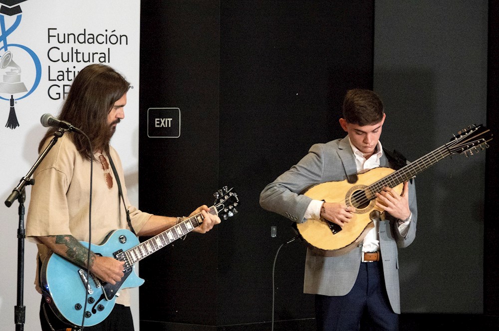 Juanes entrega una beca de 200.000 dólares a cuatrista puertorriqueño