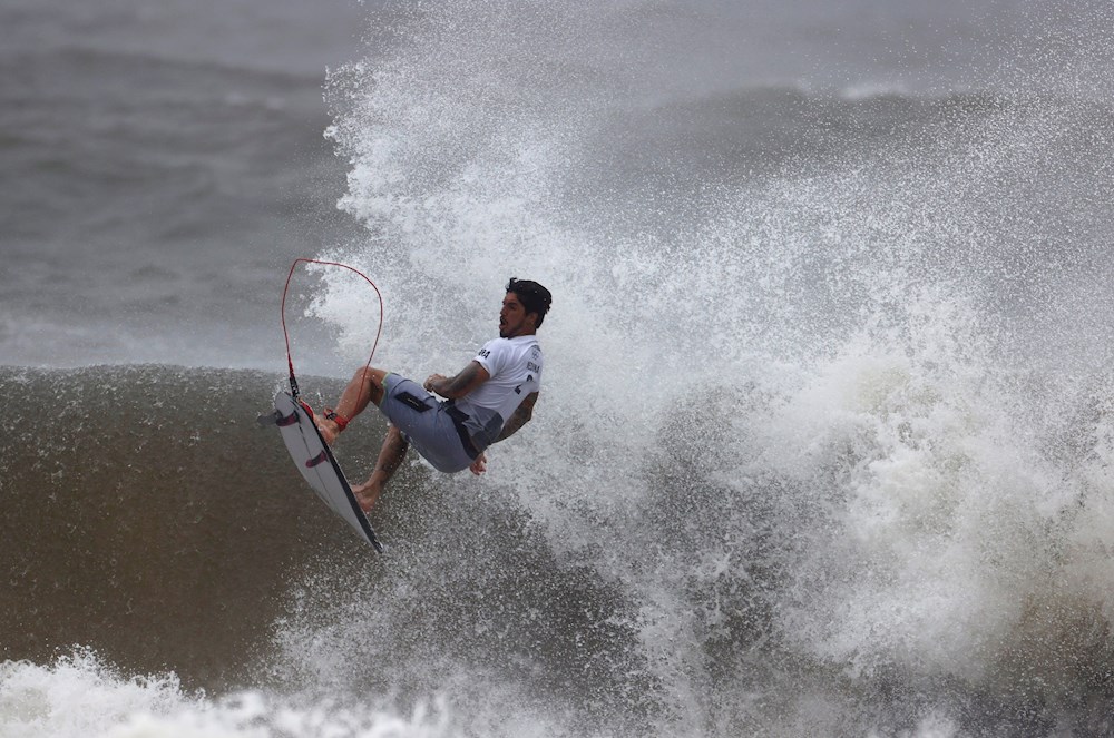 Medina y Ferreira pasan a las semifinales del surf olímpico, Mesinas cae eliminado