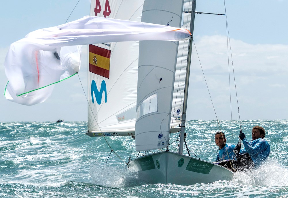 El 470 masculino español abre su participación con un décimo puesto