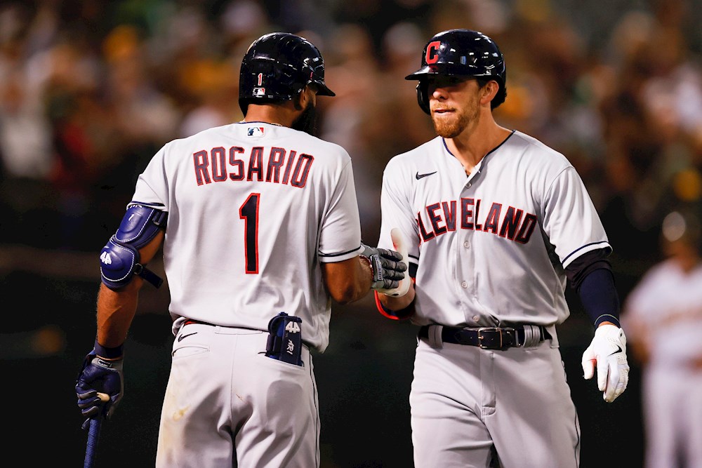 Reyes jonronea y marca el triunfo de los Indios