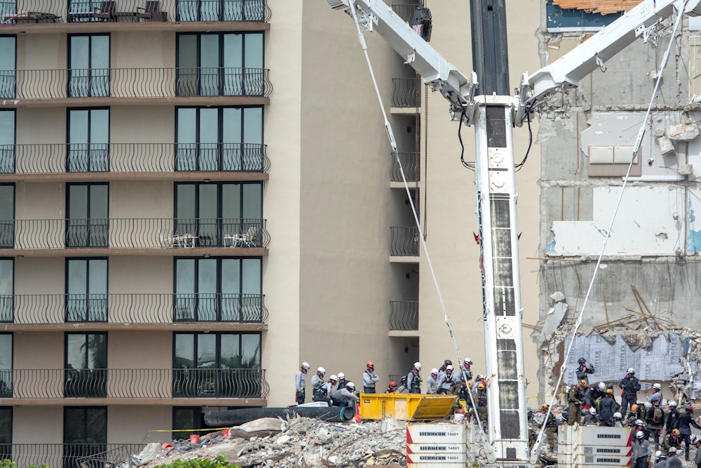 Prosigue búsqueda de víctimas del derrumbe en medio del dolor de las familias