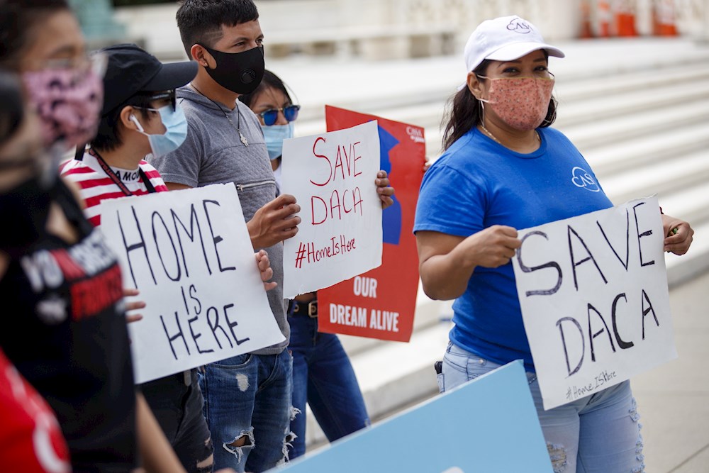 Juez de Texas falla en contra de DACA y ordena suspender nuevos permisos