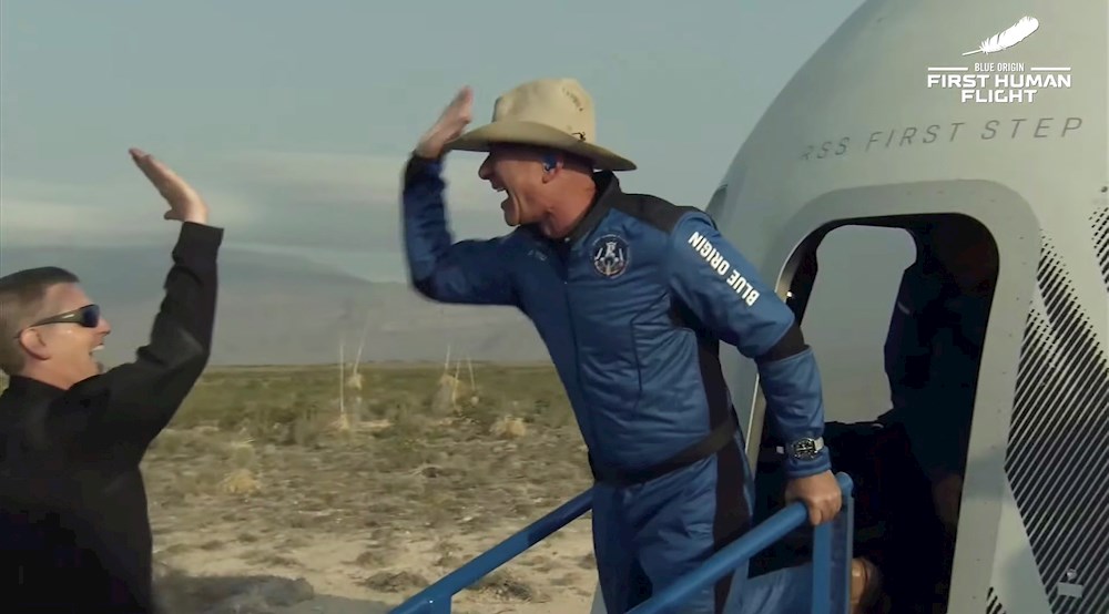Jeff Bezos llega al espacio en el “mejor día” de su vida