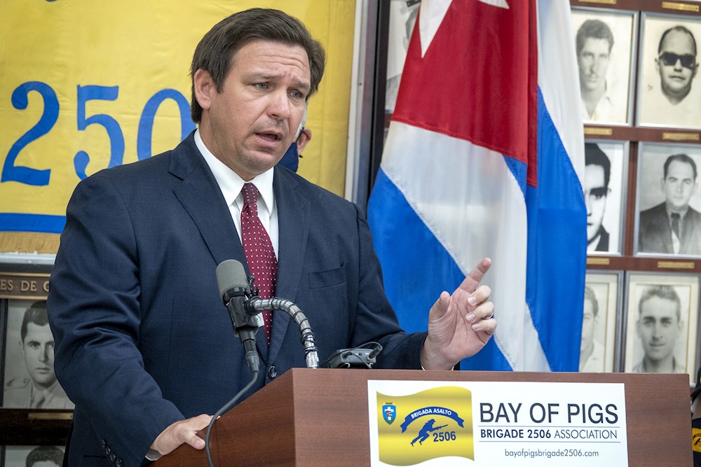 El gobernador de Florida viaja a Texas para evaluar medidas contra migrantes