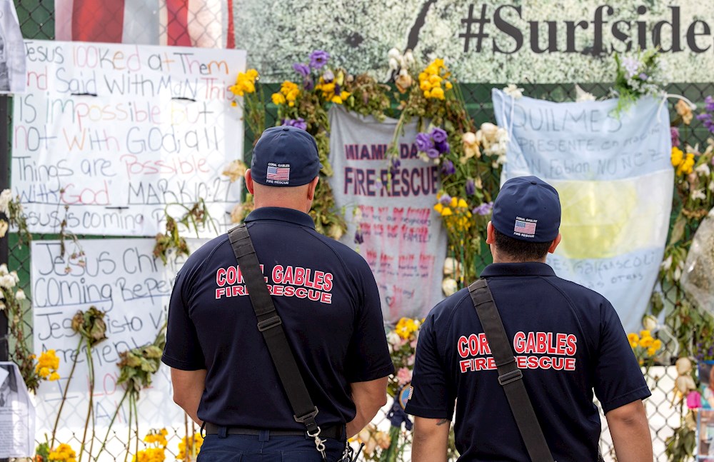 Encuentran diez cuerpos más en los restos del edificio derrumbado en Surfside