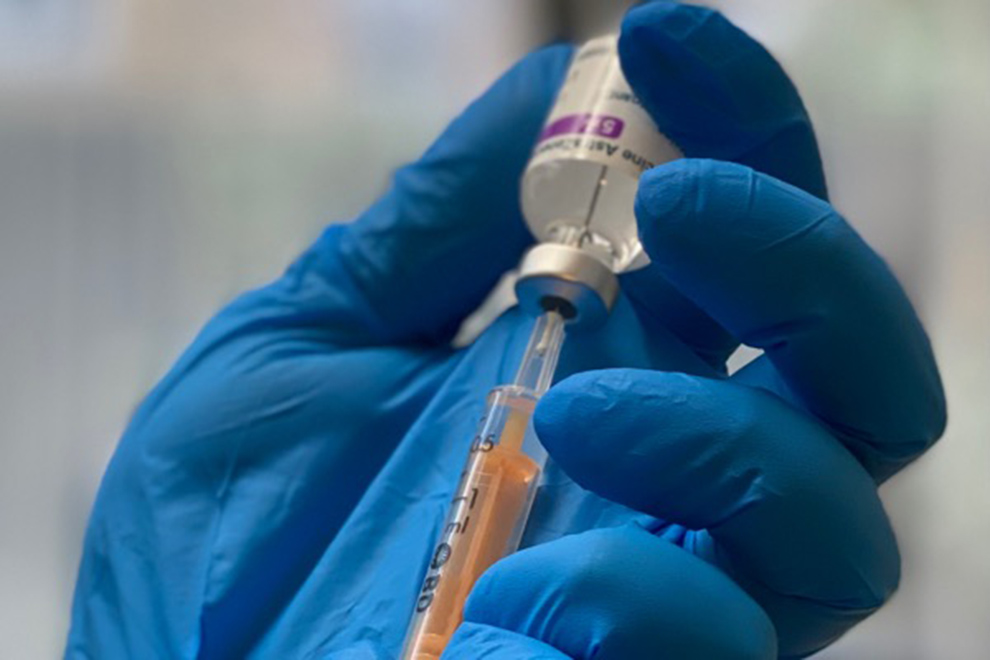 Efectos secundarios de la vacuna AstraZeneca se pueden tratar con detección temprana