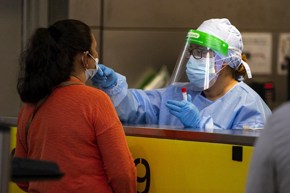 Juez ordena a ICE hacer test de covid a migrantes antes de transferirlos