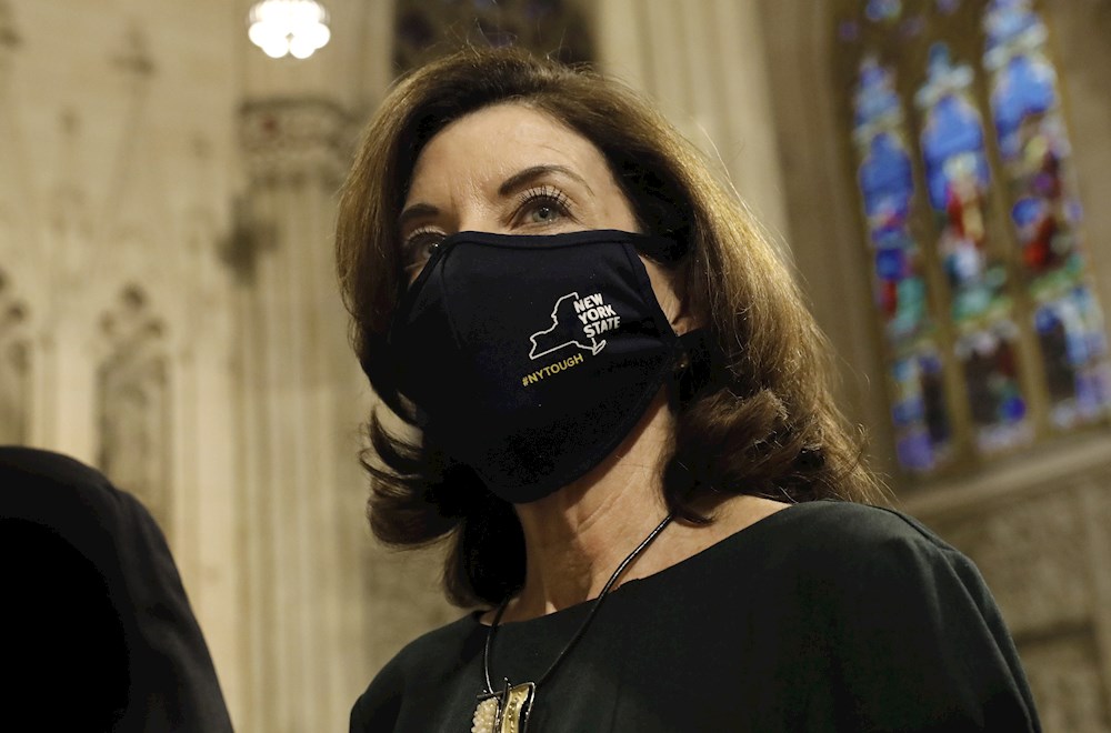 La nueva gobernadora de Nueva York, Kathy Hochul, toma posesión de su cargo